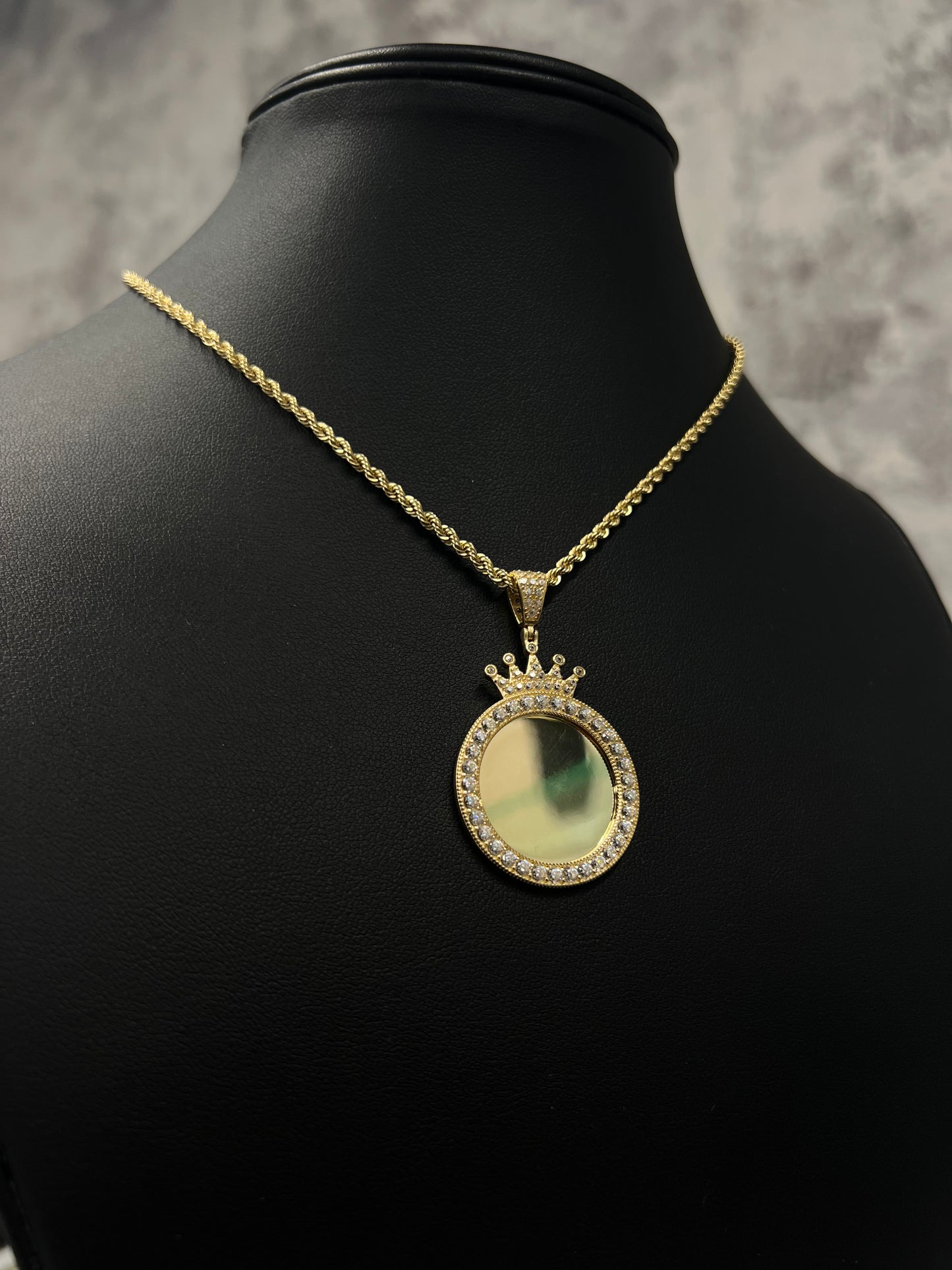 14K HOLLOW ROPE CHAIN WITH PICTURE PENDAT
