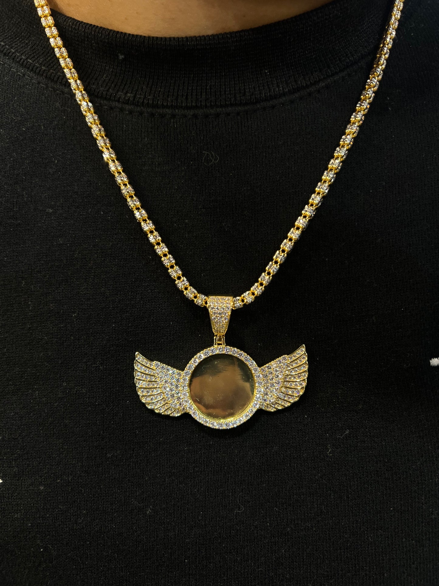 PICTURE PENDANTS WITH WINS