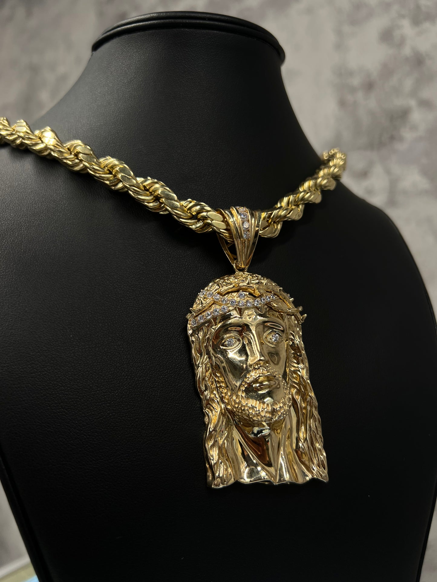14K HOLLOW ROPE CHAIN WITH JESUS PENDANT