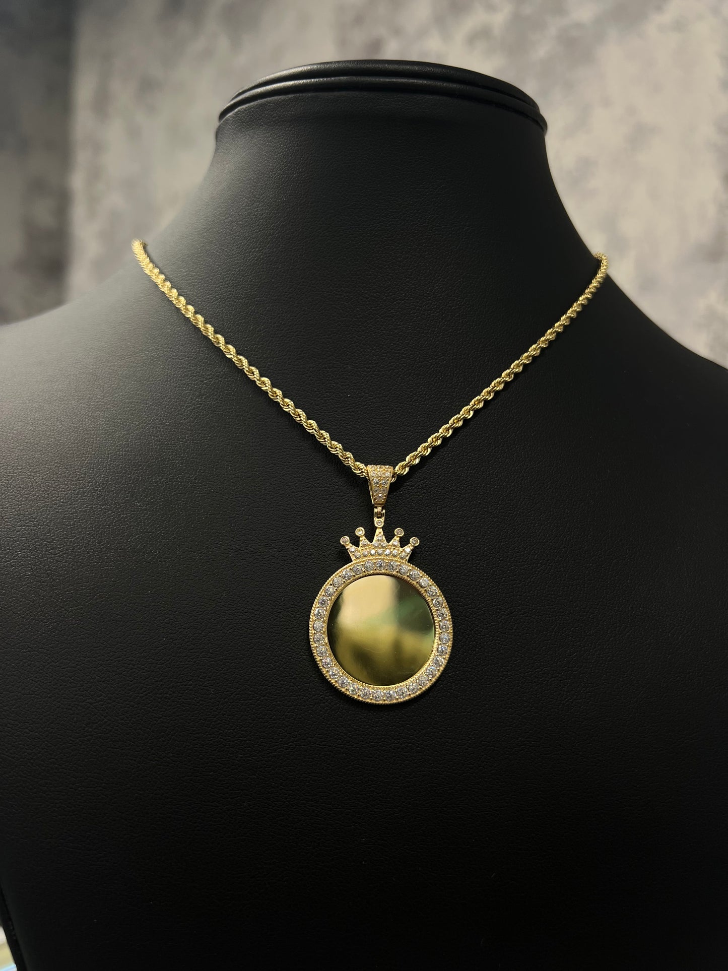 14K HOLLOW ROPE CHAIN WITH PICTURE PENDAT