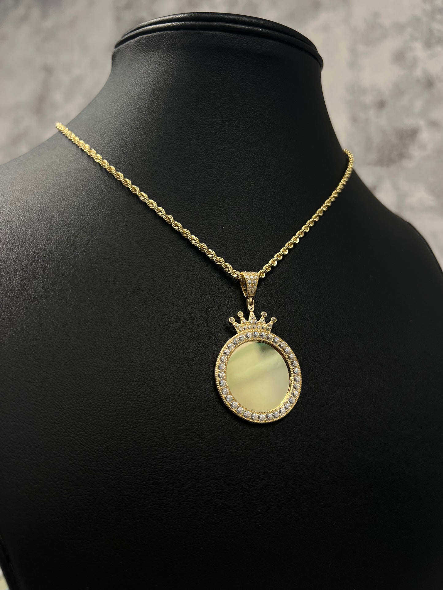 14K HOLLOW ROPE CHAIN WITH PICTURE PENDAT