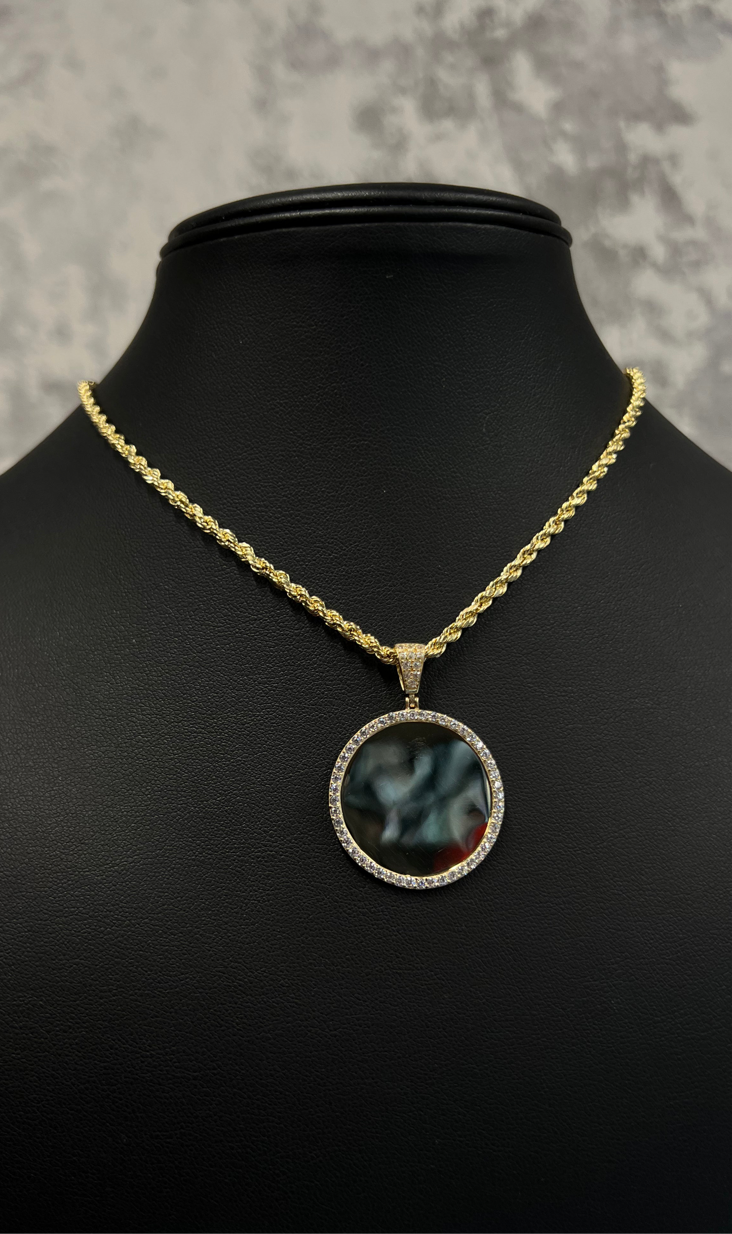 14K HOLLOW ROPE CHAIN WITH PICTURE PENDANT