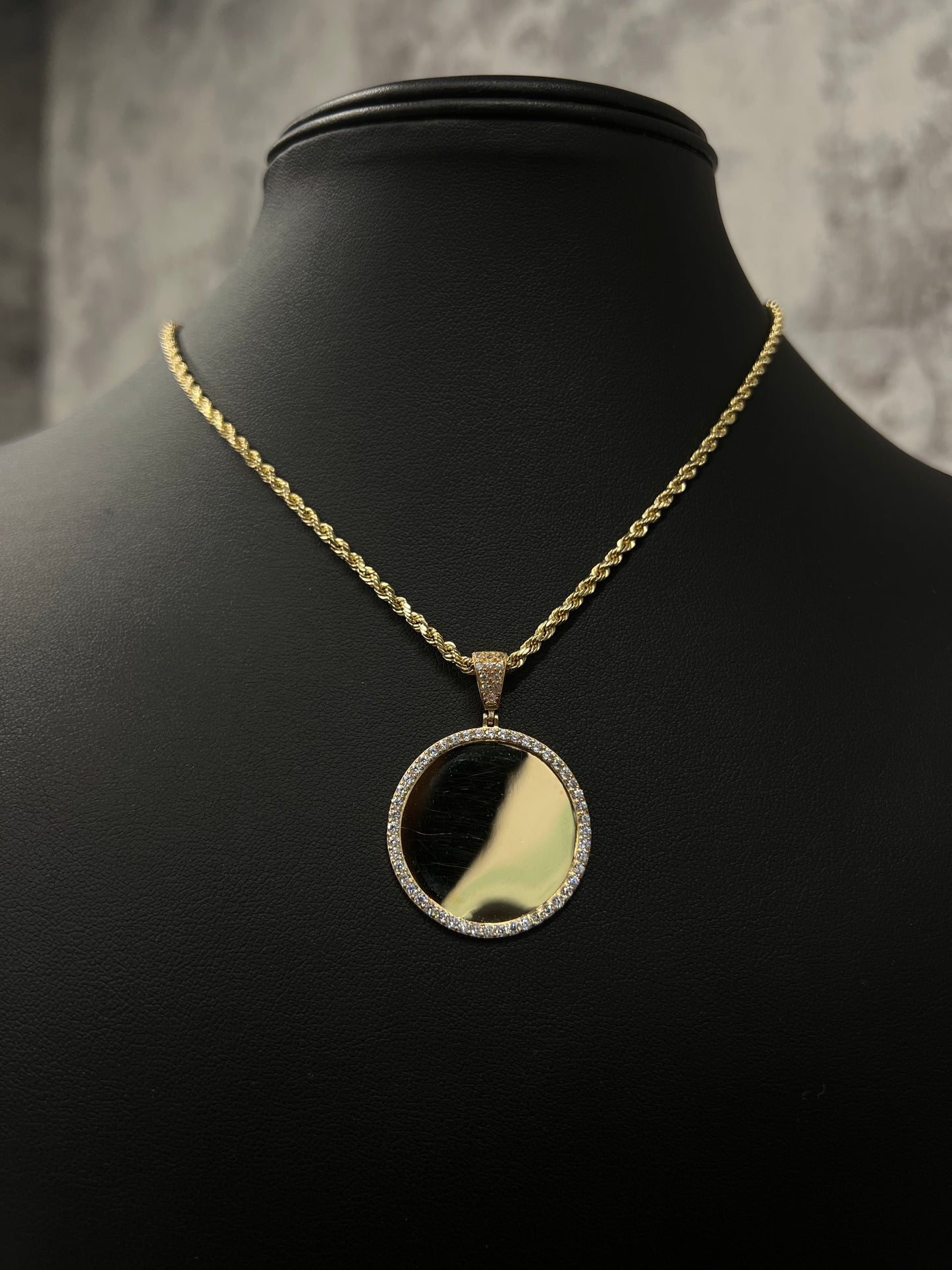 14K HOLLOW ROPE CHAIN WITH PICTURE PENDANT