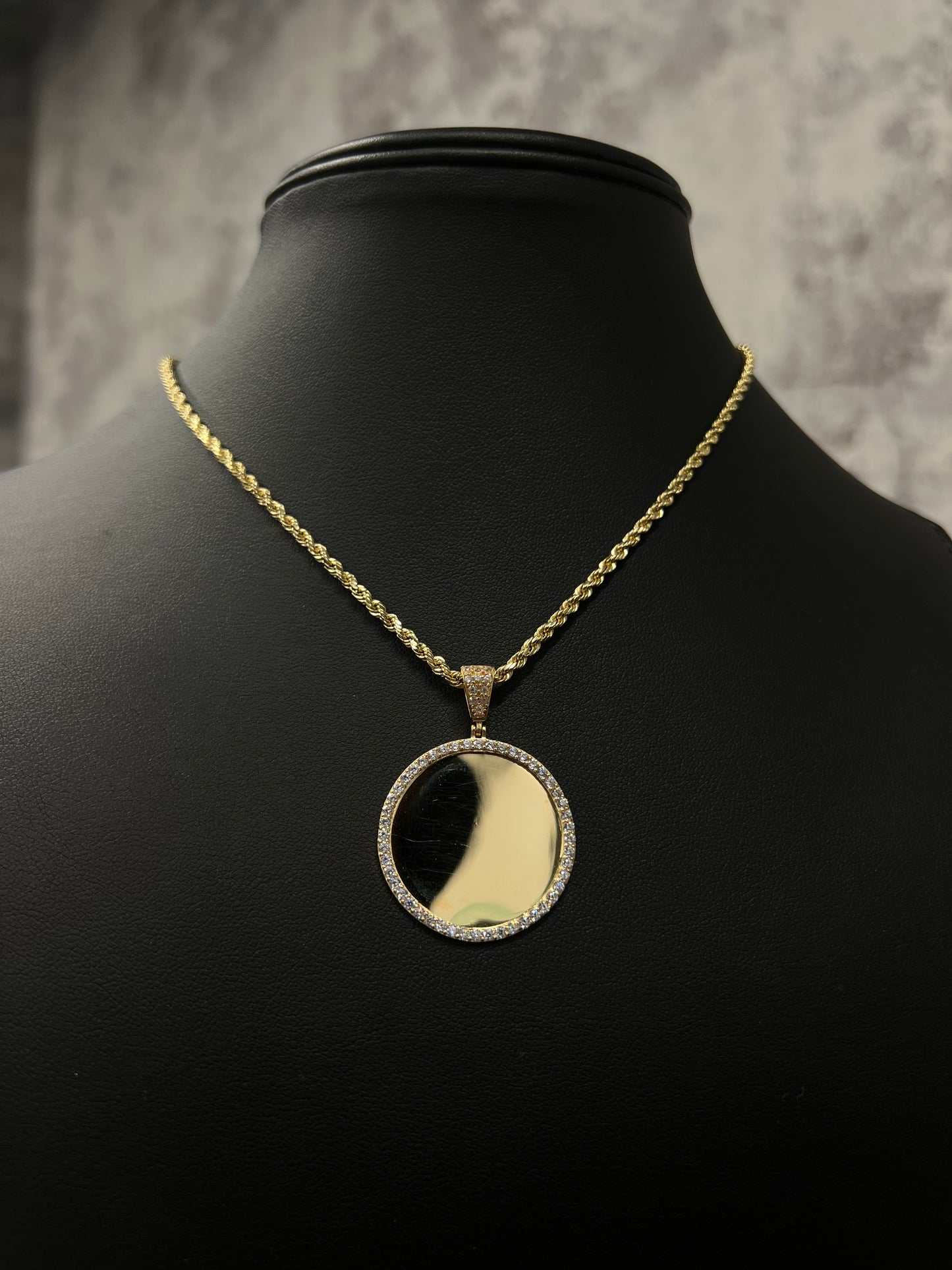 14K HOLLOW ROPE CHAIN WITH PICTURE PENDANT