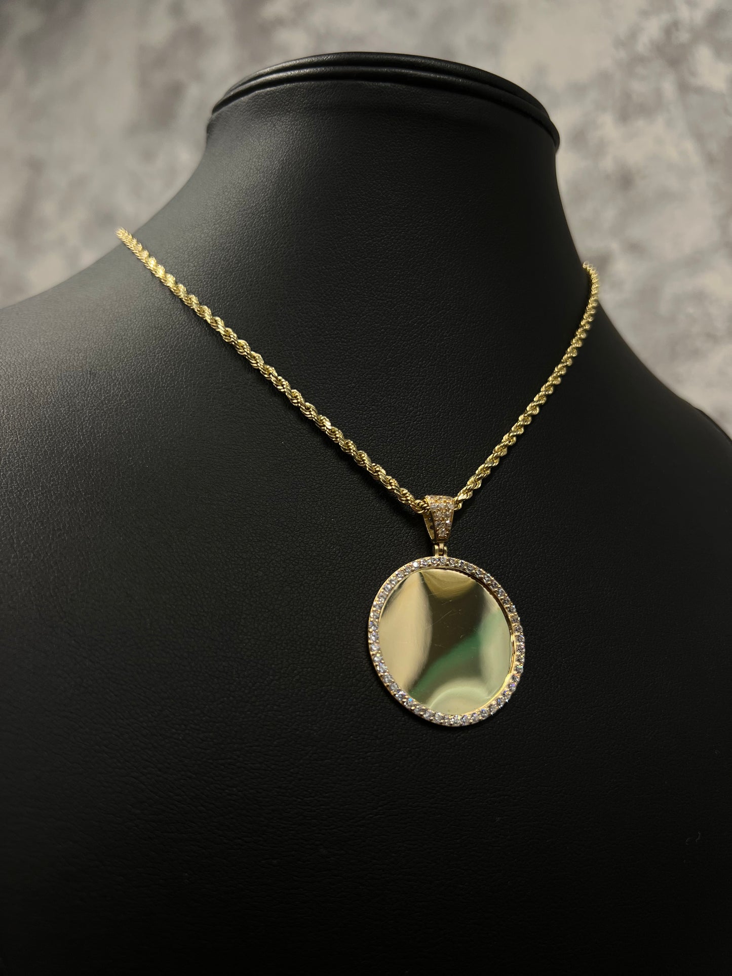 14K HOLLOW ROPE CHAIN WITH PICTURE PENDANT