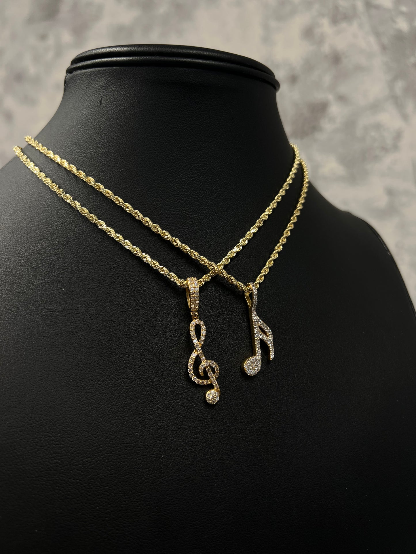14K HOLLOW ROPE CHAIN WITH MUSIC NOTES PENDANT