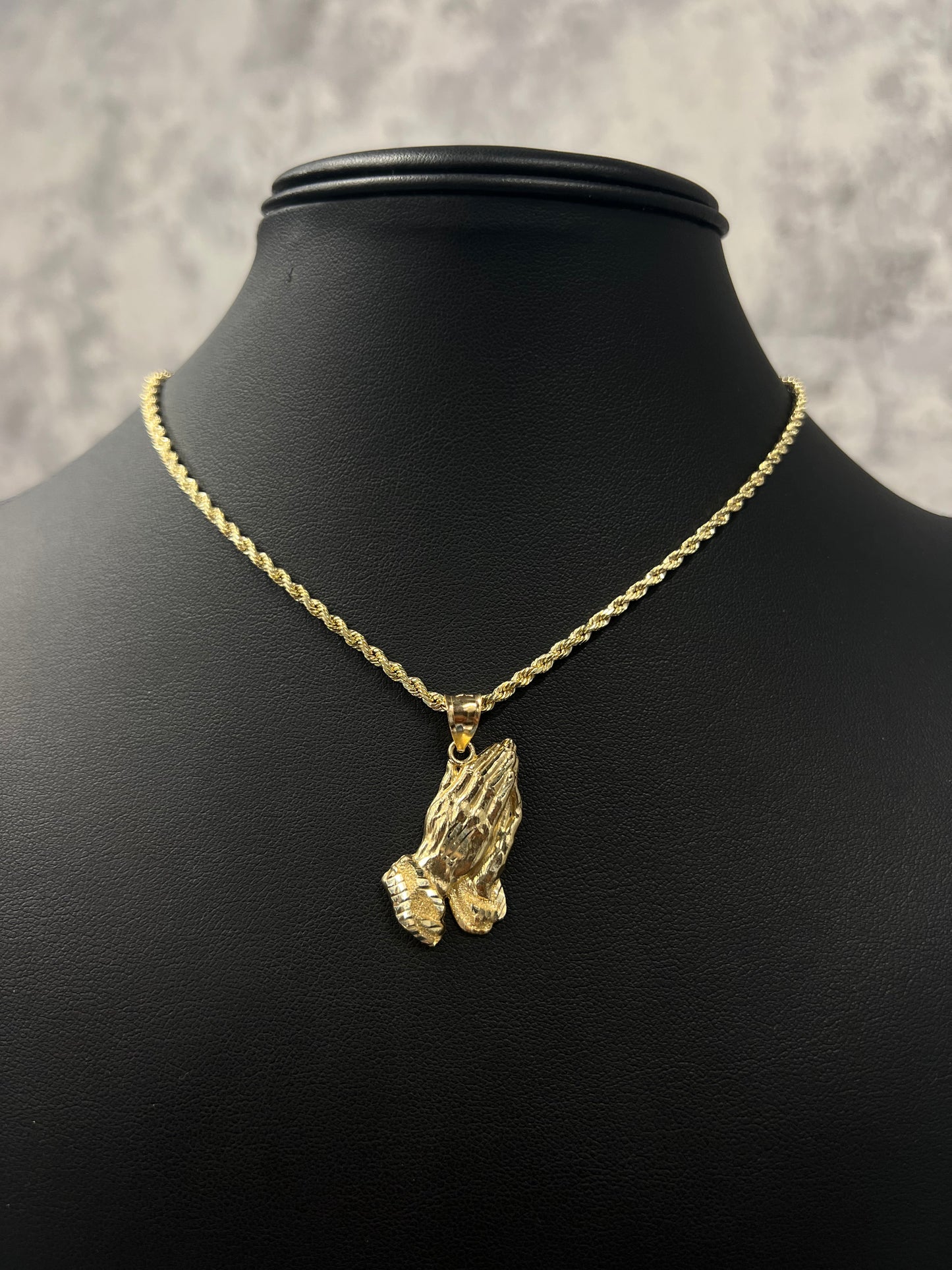 14K HOLLOW ROPE CHAIN WITH HANDS PENDANT