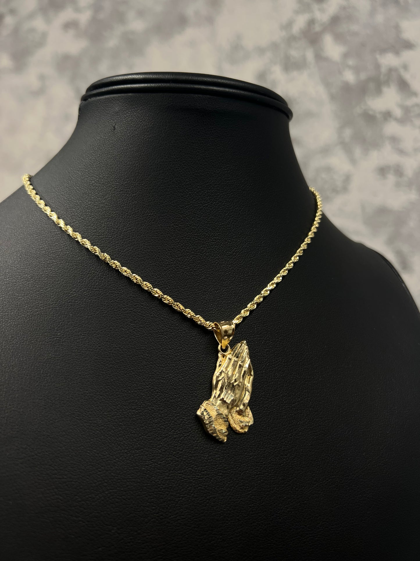 14K HOLLOW ROPE CHAIN WITH HANDS PENDANT
