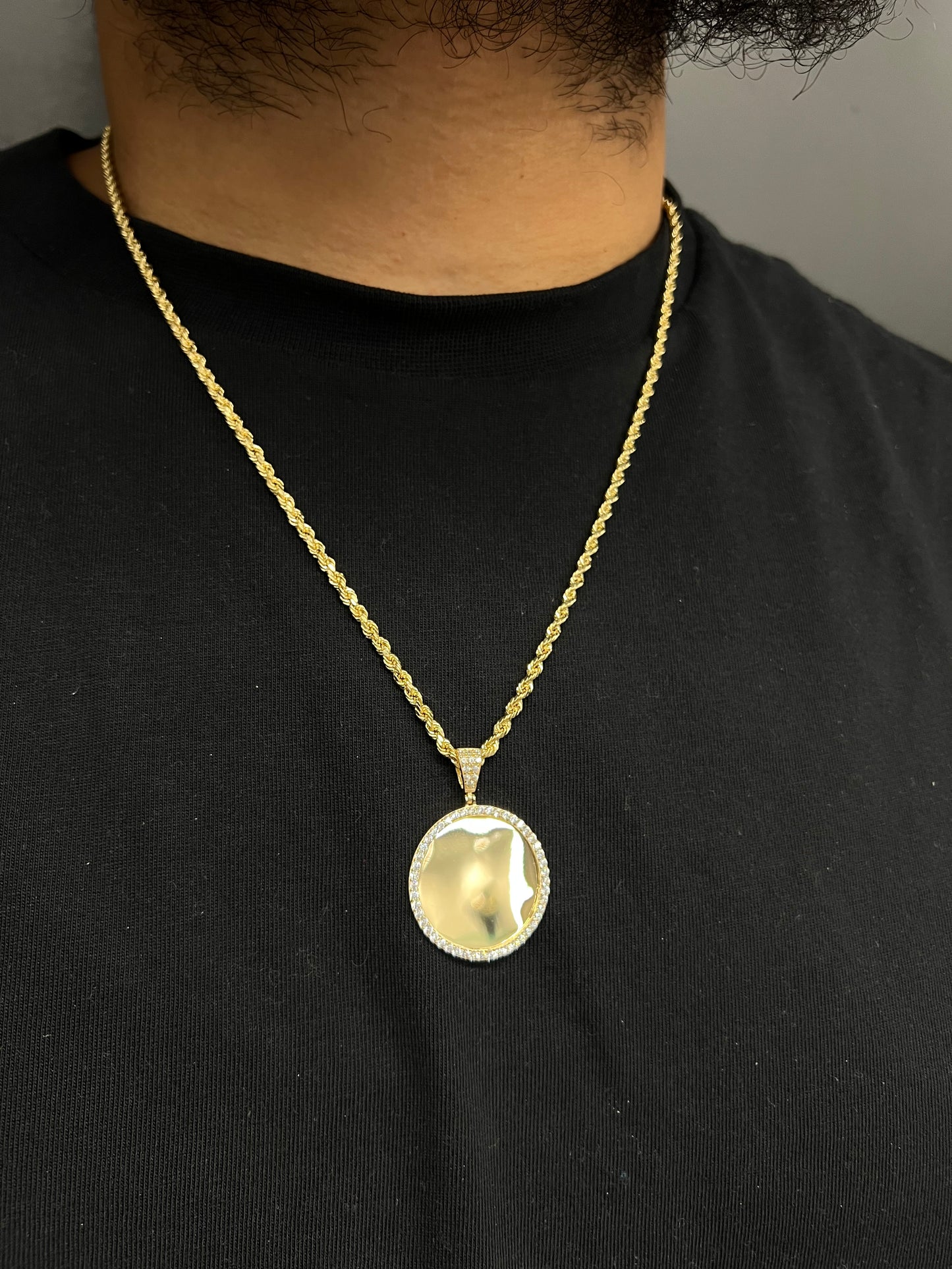 14K HOLLOW ROPE CHAIN WITH PICTURE PENDANT