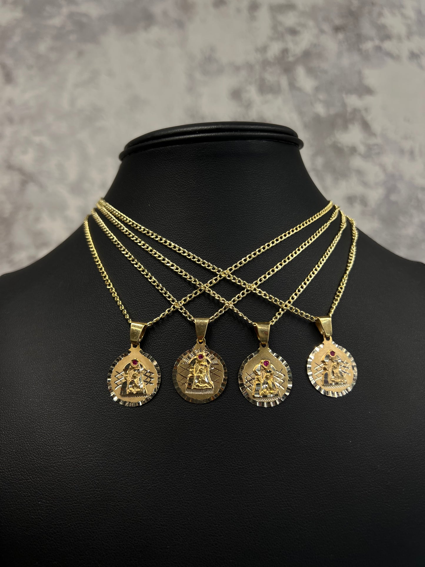 14K HOLLOW CUBAN CHAIN WITH VIRGEN PENDANT