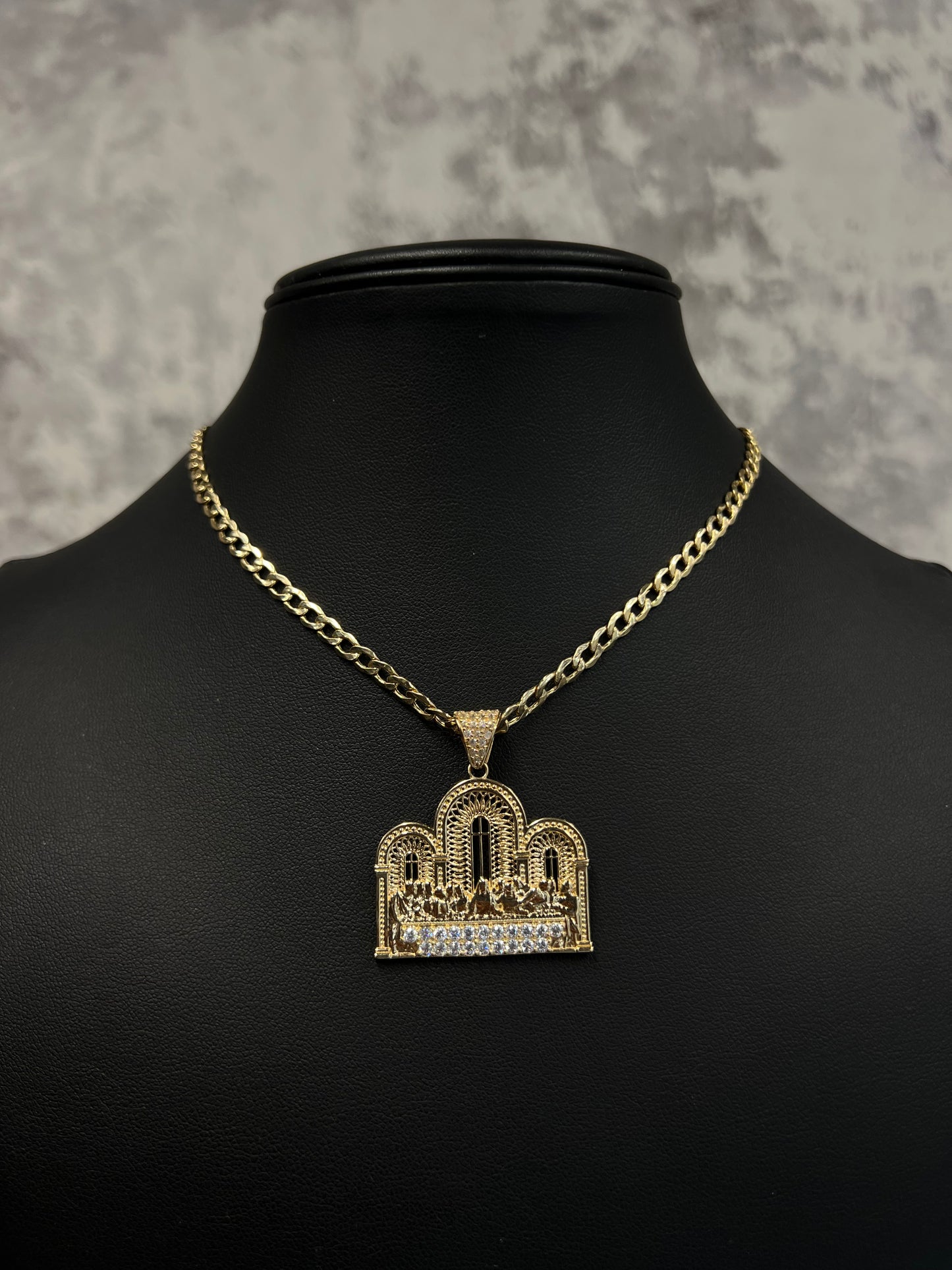 14K HOLLOW CUBAN CHAIN WITH LAST SUPPER PENDANT
