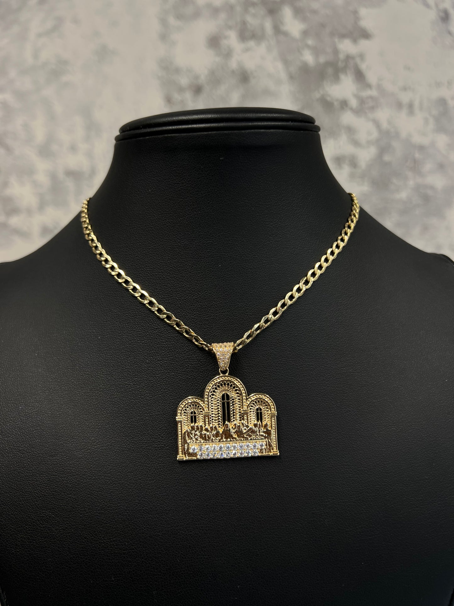14K HOLLOW CUBAN CHAIN WITH LAST SUPPER PENDANT