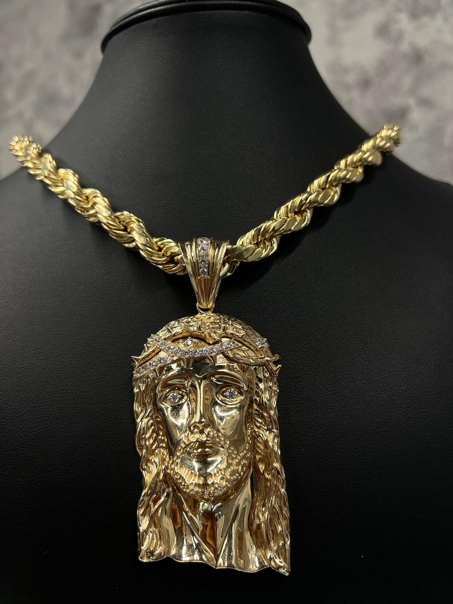 14K HOLLOW ROPE CHAIN WITH JESUS PENDANT