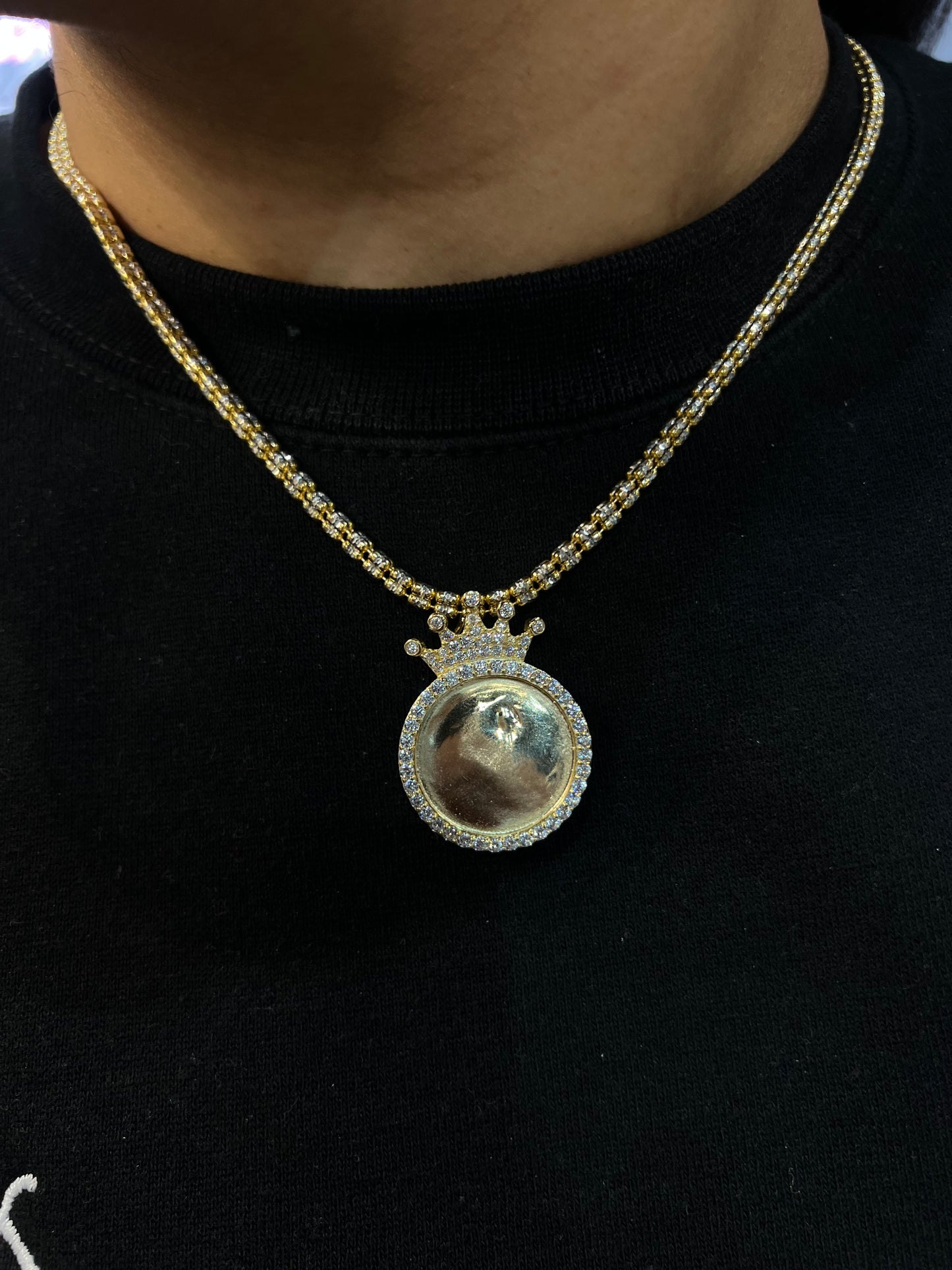 PICTURE PENDANTS WITH CROWN