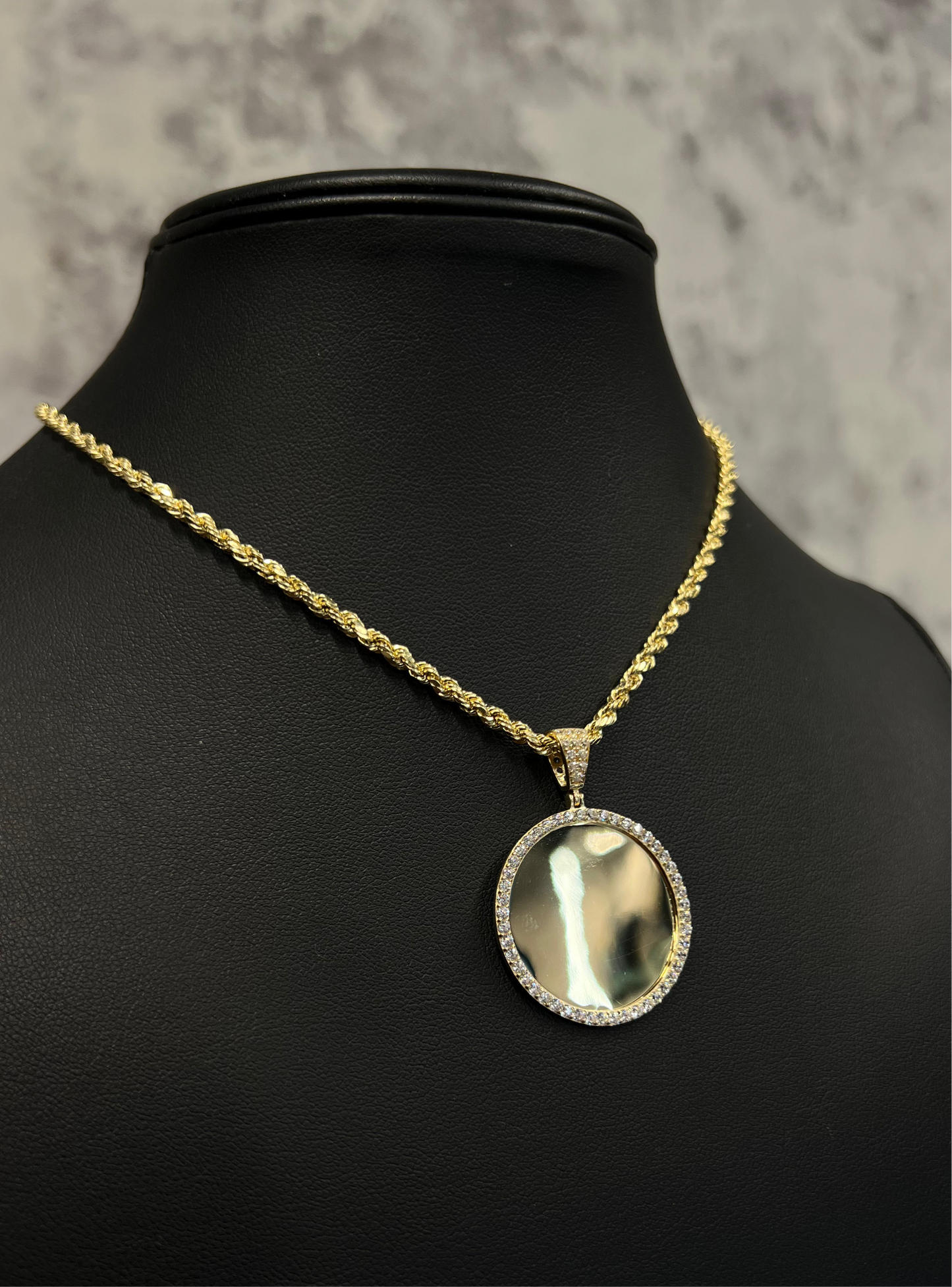 14K HOLLOW ROPE CHAIN WITH PICTURE PENDANT