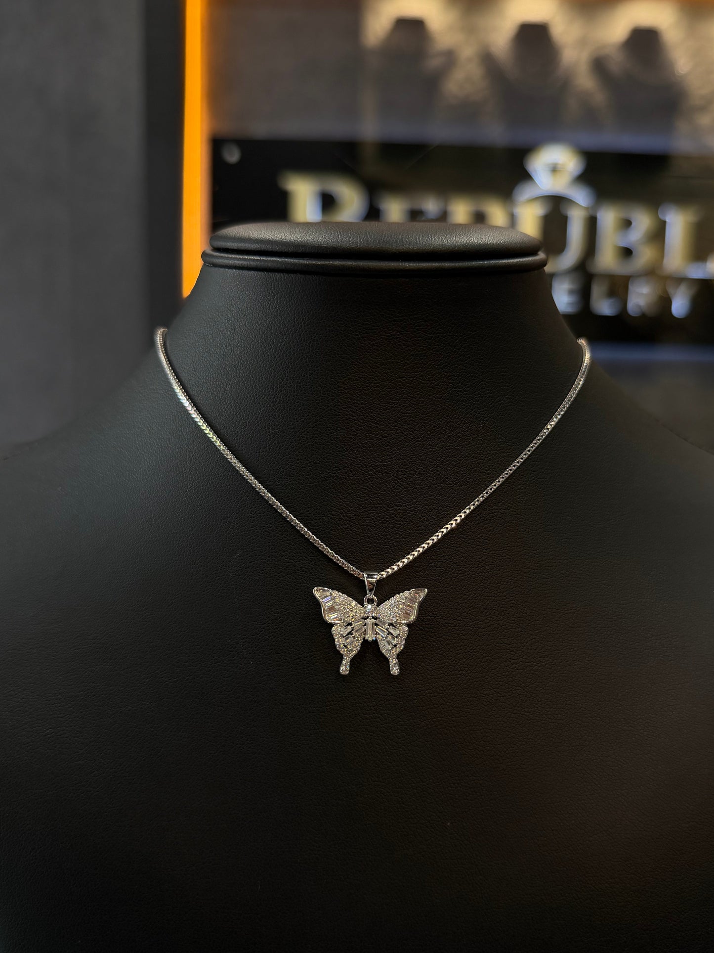 925 MOISSANITE PENDANTS + CHAIN