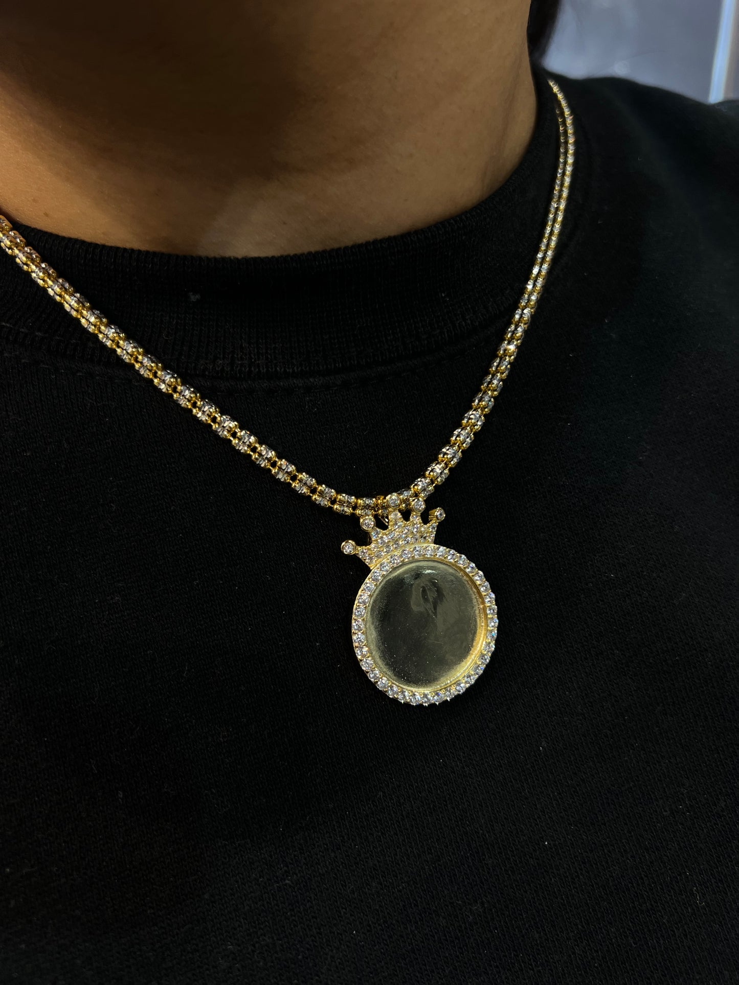 PICTURE PENDANTS WITH CROWN