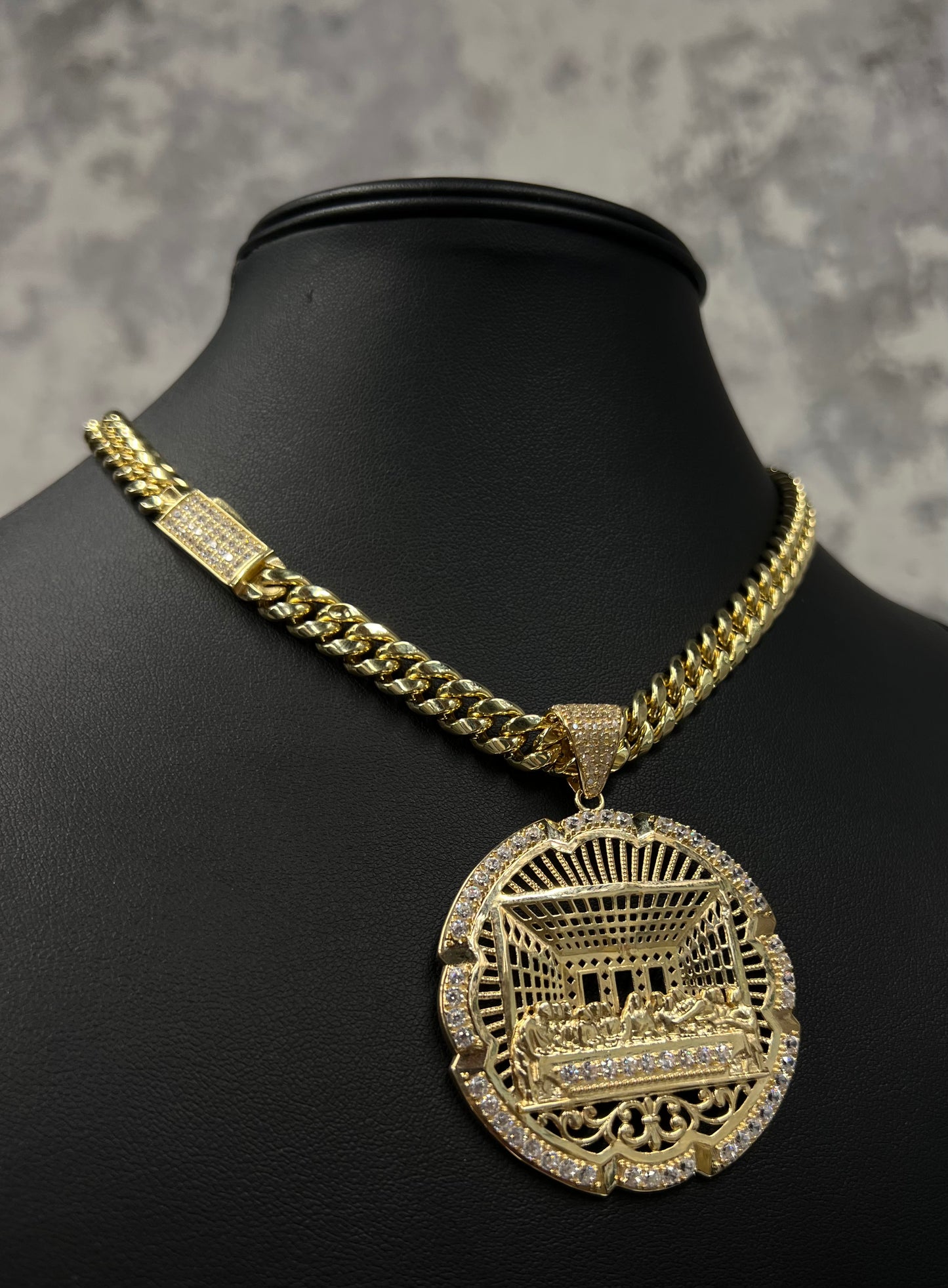 14K HOLLOW CHAIN WITH LAST SUPPER PENDANT