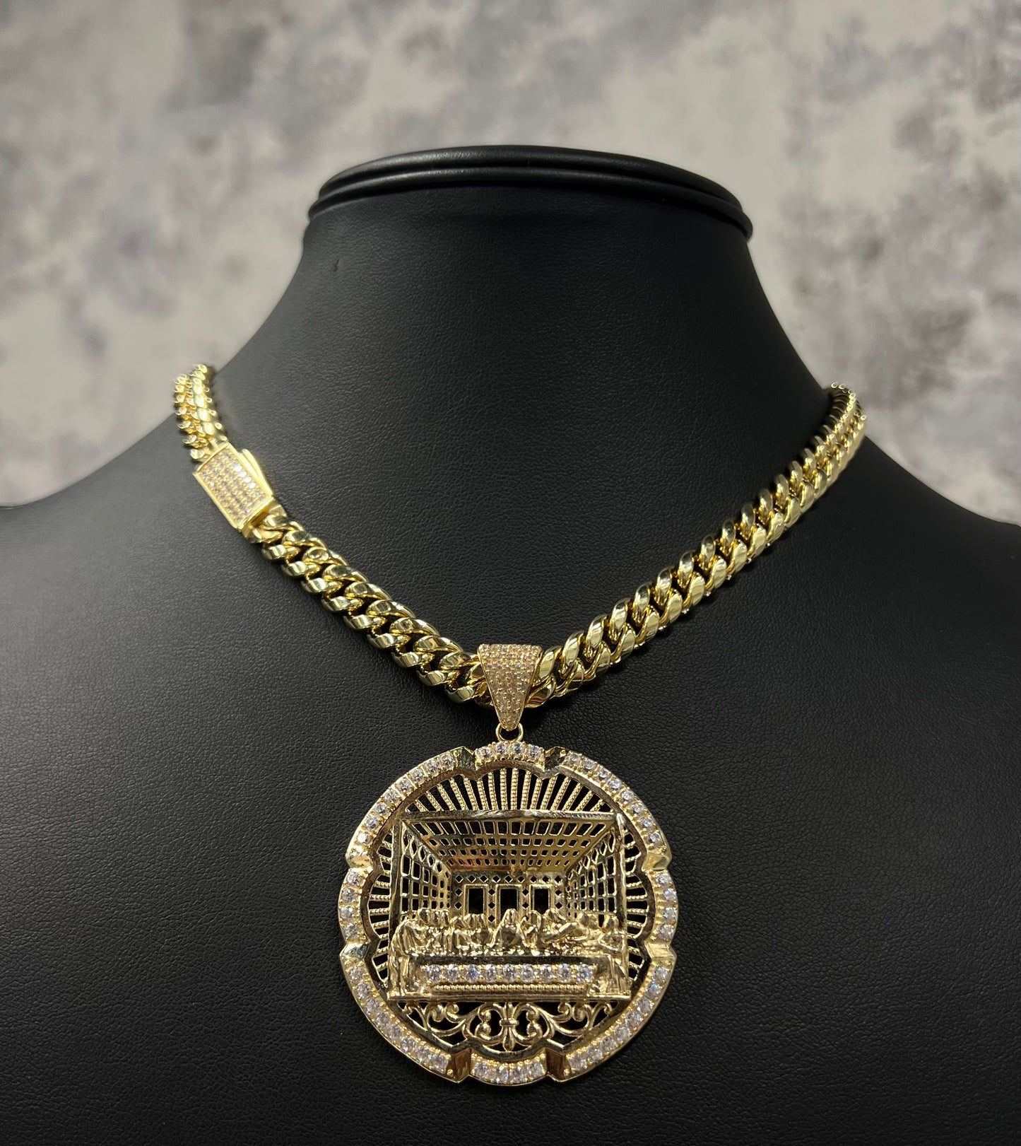 14K HOLLOW CHAIN WITH LAST SUPPER PENDANT