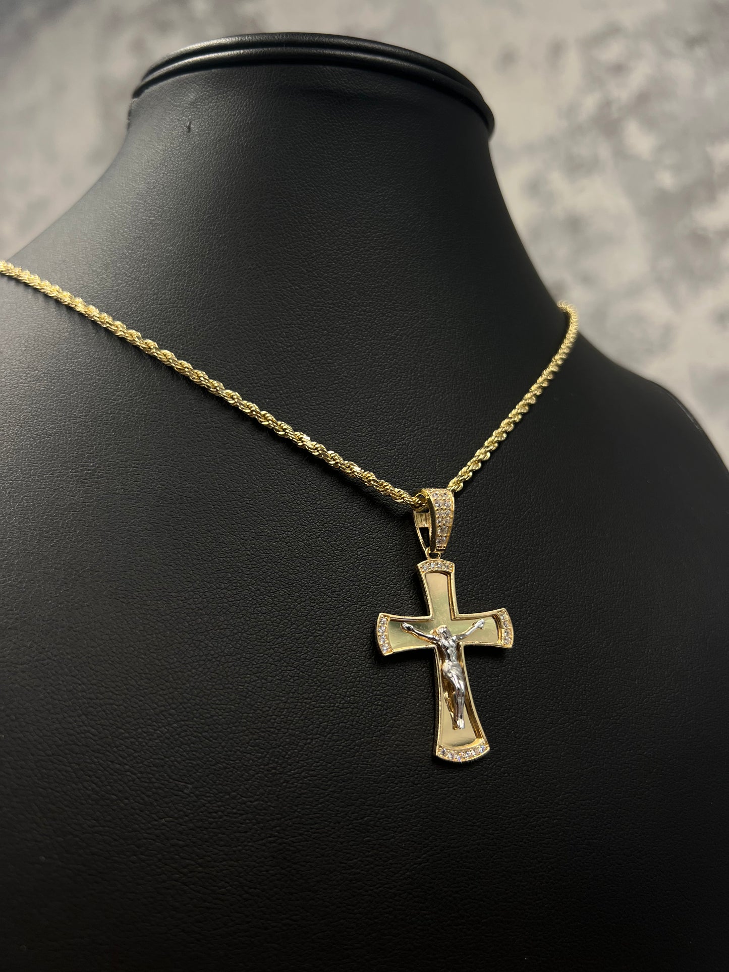 14K HOLLOW ROPE CHAIN WITH CROSS JESUS PENDANT