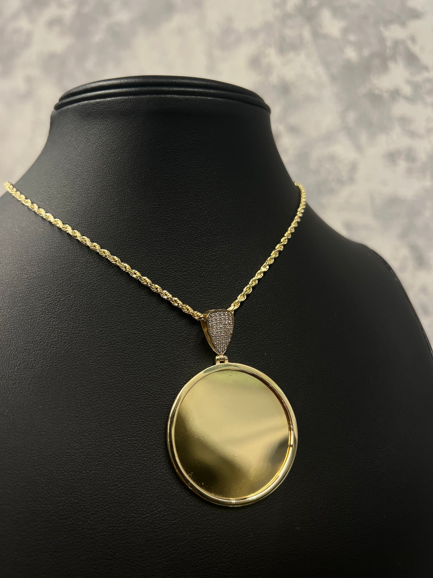 14K HOLLOW ROPE CHAIN WITH PICTURE PENDANT