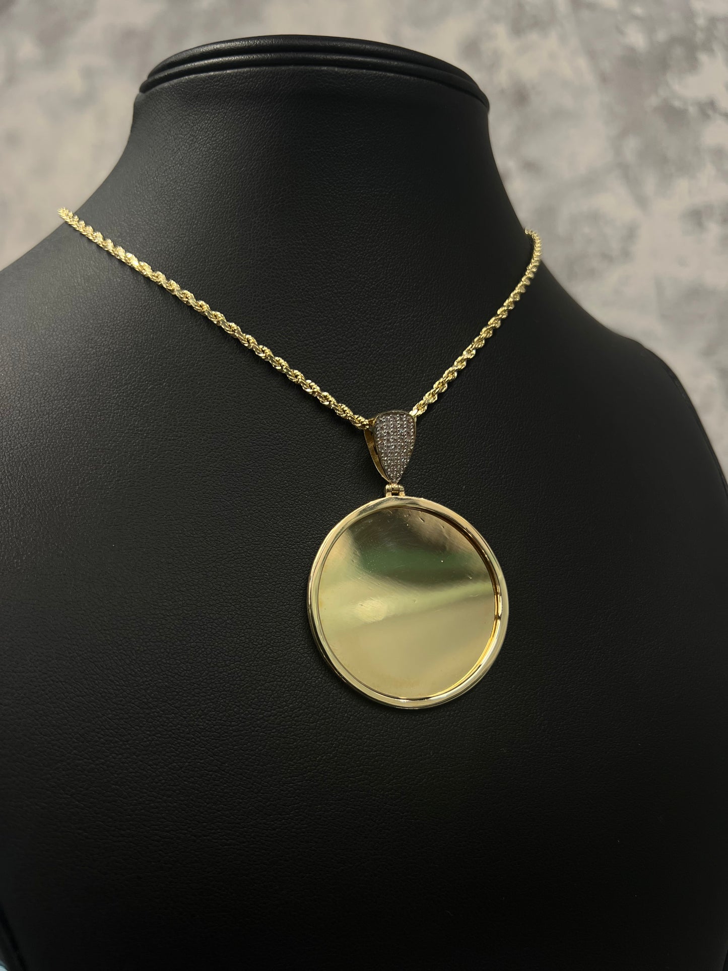 14K HOLLOW ROPE CHAIN WITH PICTURE PENDANT