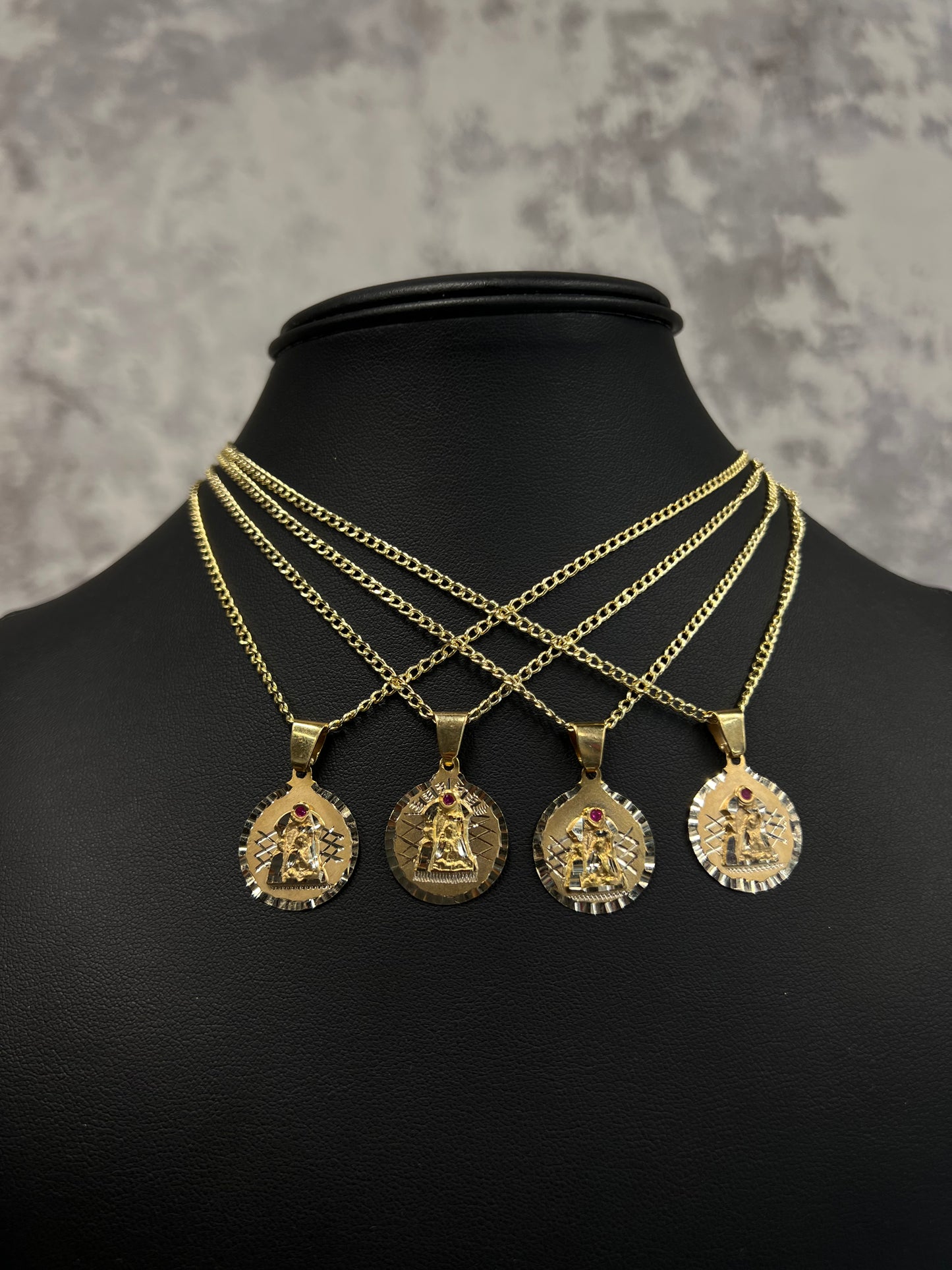 14K HOLLOW CUBAN CHAIN WITH VIRGEN PENDANT